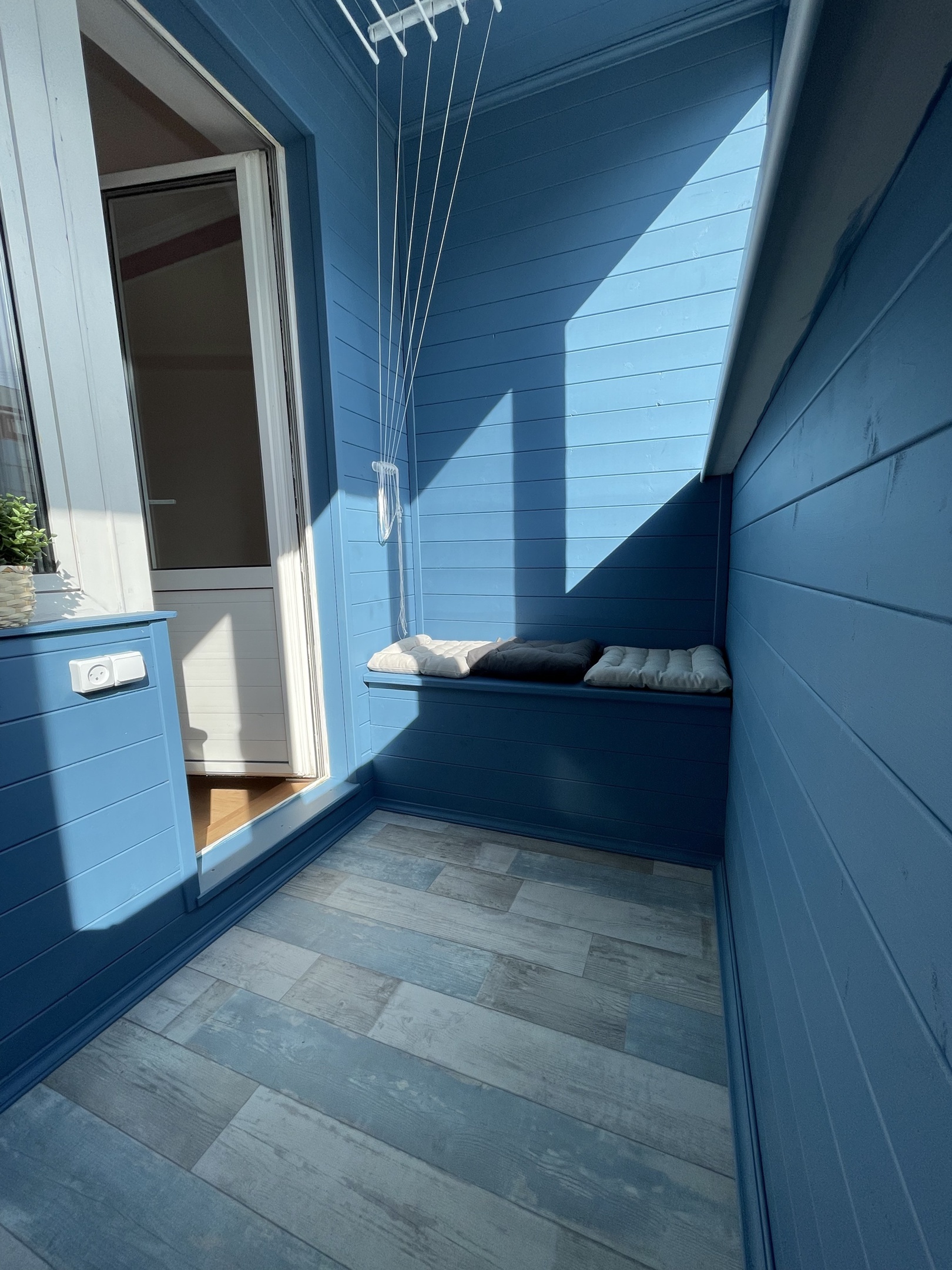 Белая пластиковая входная дверь ПВХ с остеклением — монтаж под ключ, Чебоксары